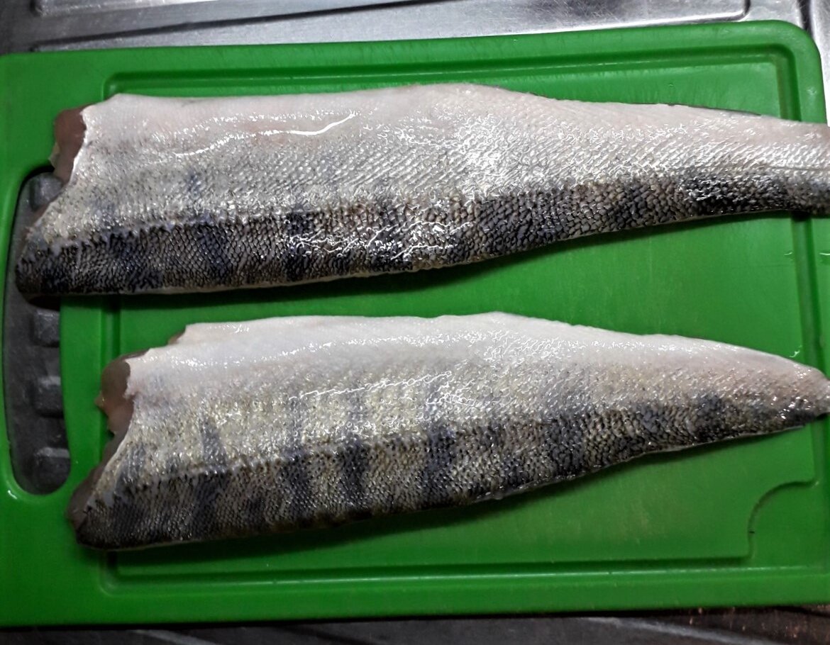 Листайте галерею вправо.  Вот такие две свежие судачьи филешки с рынка.