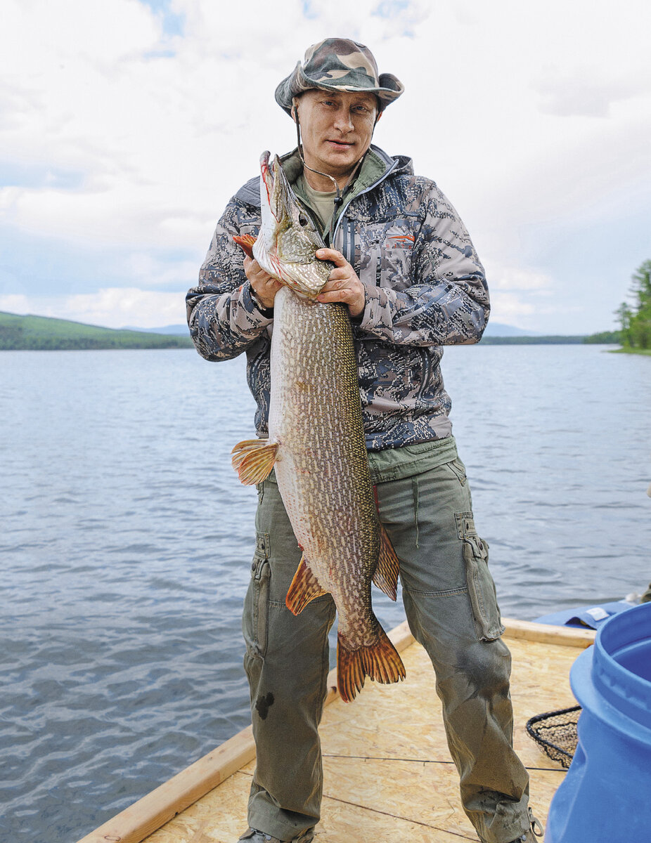 Вон какая большая ! Наш рыбачок. 