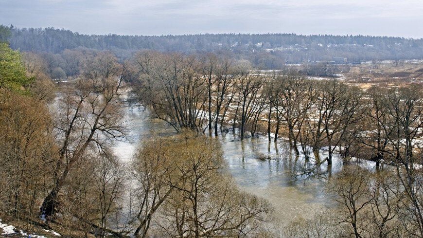 Власти Московской области предупреждают о том, что во второй половине апреля в регионе ожидается пик паводков, и дают совет как минимизировать риск ущерба.