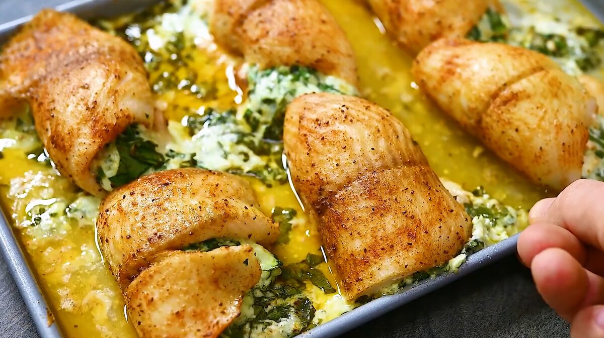 Сочное рыбное филе, фаршированное нежной сырной начинкой и запеченное в духовке, поразит всех своим невероятным вкусом!  Фото: cooktoria.com