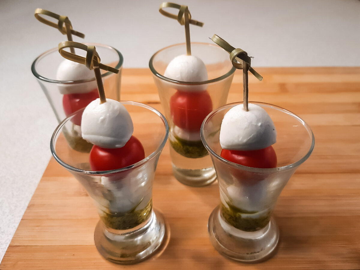 Канапе в рюмках