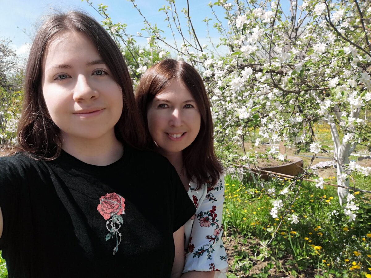 в цветущем саду у родителей