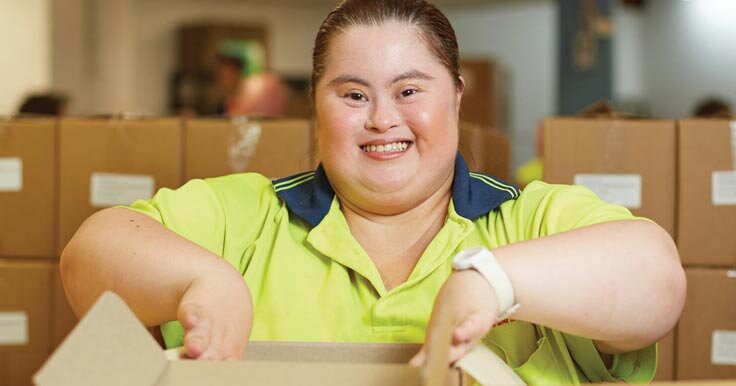 Люди с разными особенностями, в том числе и с синдромом дауна, могут работать волонтёрами. Фотография из открытого источника.