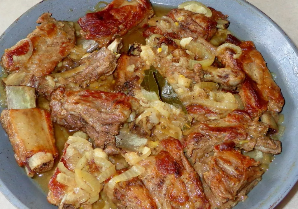 Тушёные рёбрышки свиные. Рёбрышки свиные в духовке. Запечённые ребрышки в духовке свиные. Свиные ребрышки что приготовить на второе. Рёбрышки свиные в духовке.