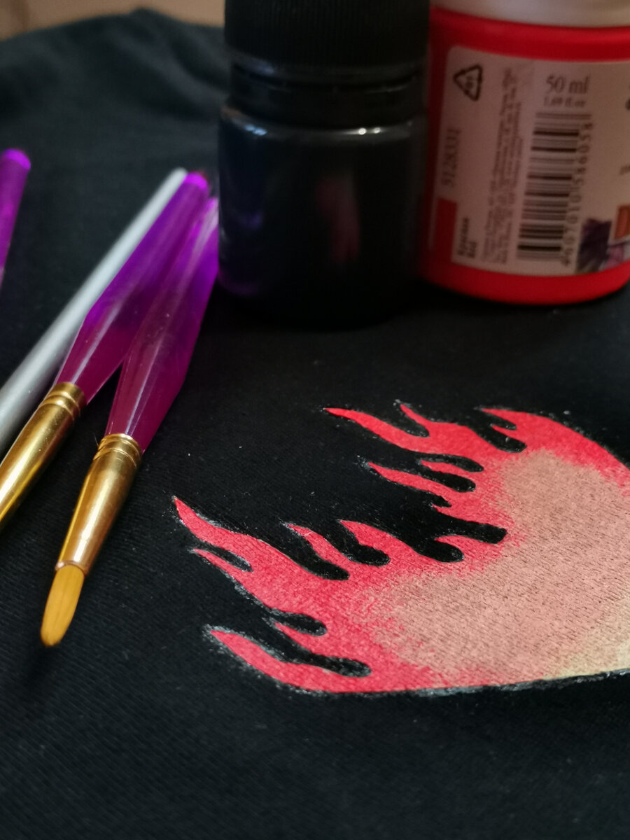 Одна из работ - горящее сердце 