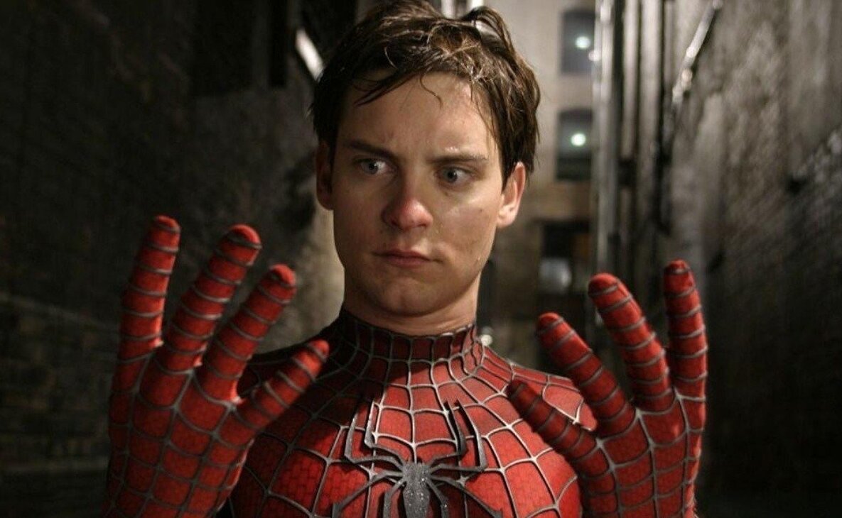 Теряет паучью силу.