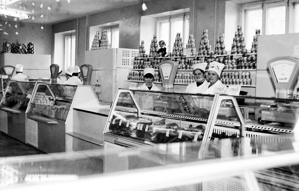 Читая ностальгически-восторженные восклицания о жизни простых людей во времена Советского союза, иногда поражаешься странноватой благостности этих воспоминаний.-4