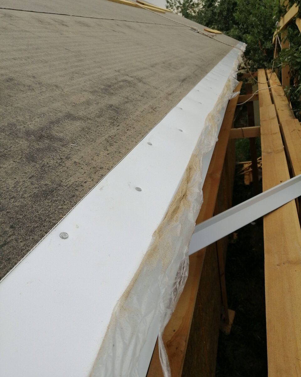 Установленная карнизная планка