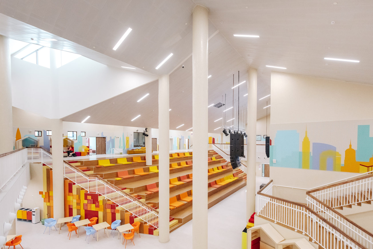 лицей для одаренных детей сельской местности сыктывкар. образовательный комплекс точка будущего иркутск. современная школа интерьер. цветовые решения в интерьере школы. интерьеры новых школ.