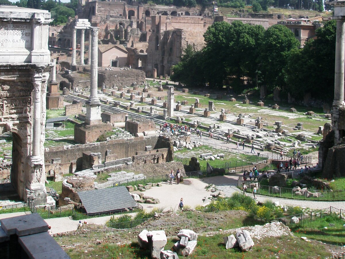 Римский форум. Красные точки на склоне — цветущие маки. Фото автора. Листайте. 