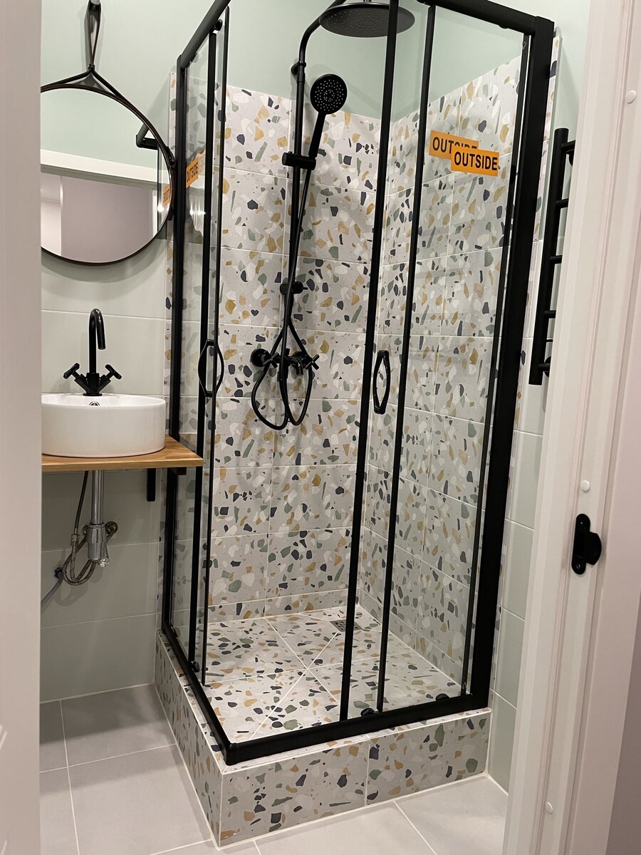 Стены нежно-оливкового цвета, пол светло-серый, душевая-террацио