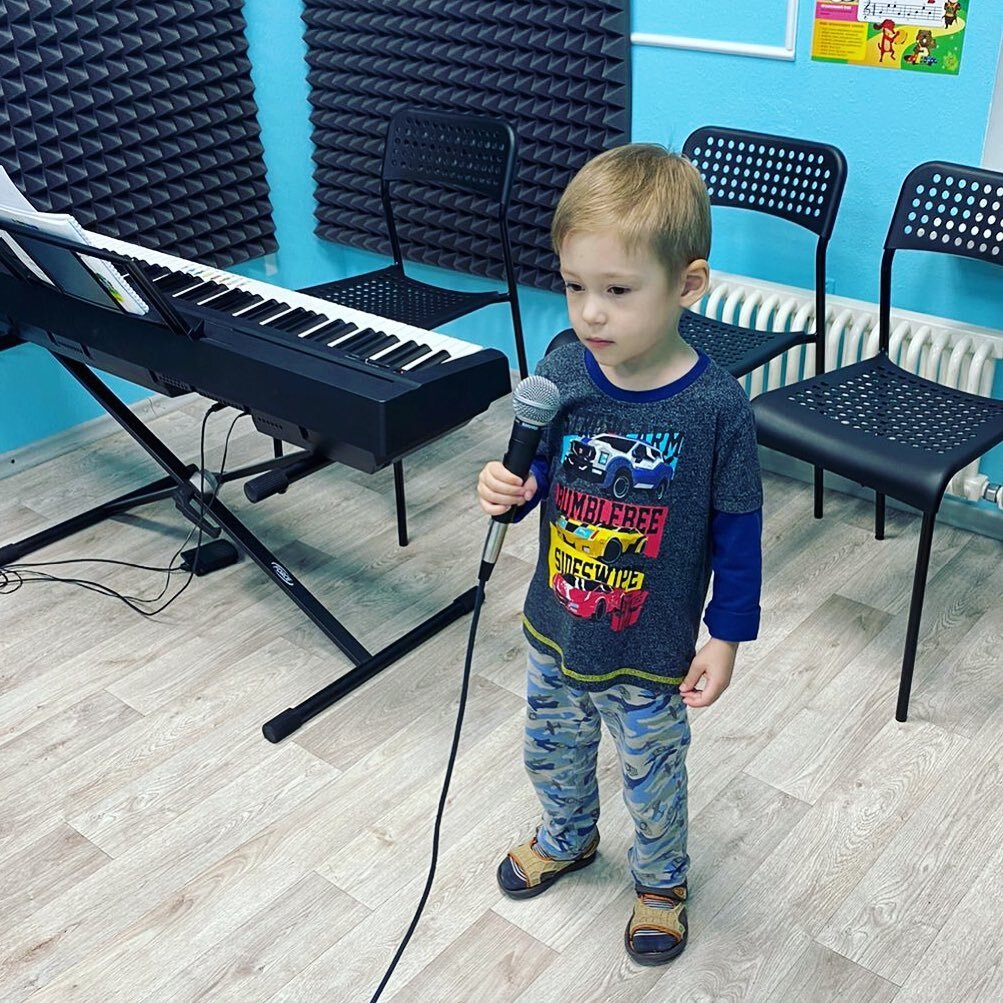 Ученик студии "Юный Моцарт" на занятии.