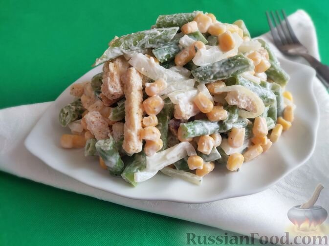 фасоль стручковая, кукуруза консервированная, сухарики, лук репчатый, майонез, соль, перец чёрный молотый