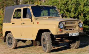 УАЗ-31512 (УАЗ-469Б) — полноприводный лег-ковой автомобиль повышенной проходимости для эксплуатации на дорогах всех категорий, а также по пересечённой местности. Автомобиль УАЗ-469Б — это «гражданская» версия модели УАЗ-469 Машина открытая с кузовом типа фаэтон, с брезентовым тентом, двигатель объёмом 2,4 л, 4-ступенчатая КПП. Серийно УАЗ-469Б выпускался Ульяновским автозаводом с 1972 года по 1985 год, после чего в соответствии с отраслевой системой 1966 года получил четырёхзначный номер 31512.