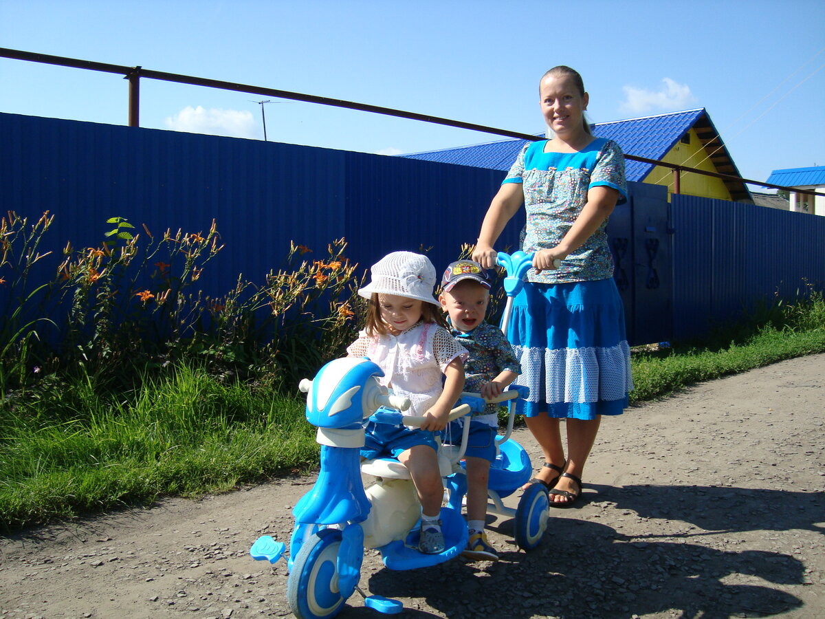 Вот на этой улице мы жили, сзади виднеется наш дом. Здесь сыну 3 года, а дочери - 4.