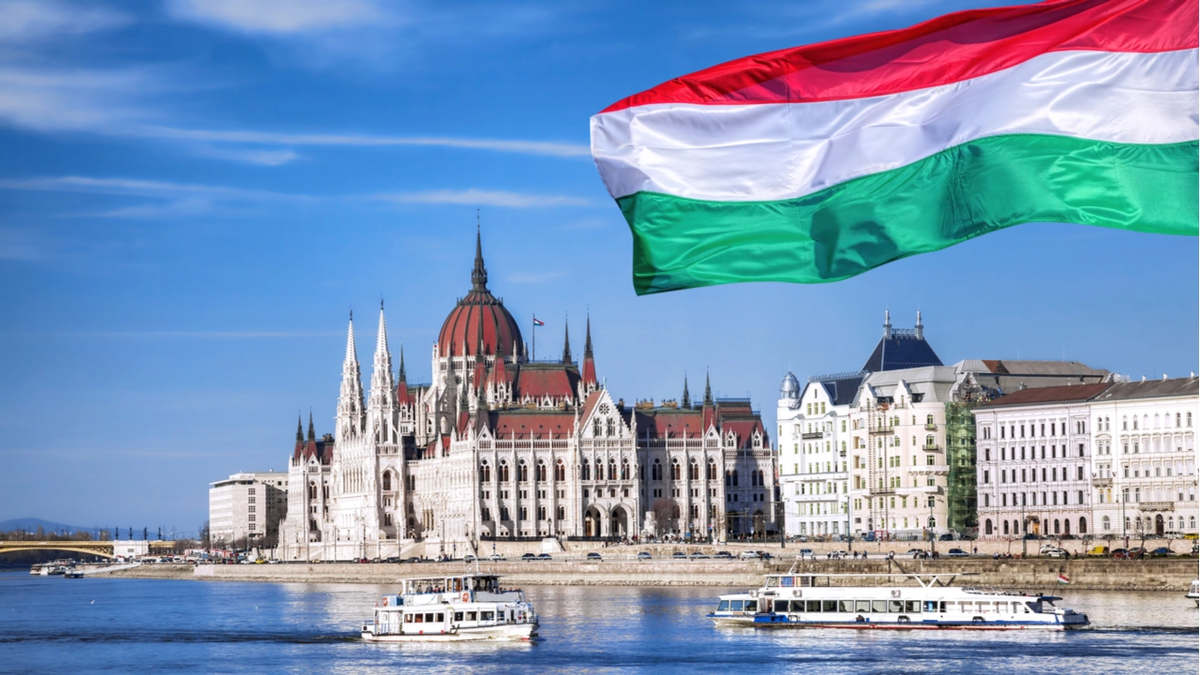 Hungary что за страна. Флаг Будапешта Венгрии. Флаг Венгрии достопримечательности. Будапешт флаги правительство. Флаги городов Венгрии.