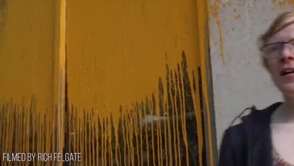 Активисты облили оранжевой краской фасад автосалона Aston Martin. Видео © Twitter / JohnKll30