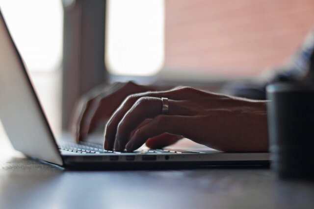    За ноутбуком (сс) Thomas Lefebvre