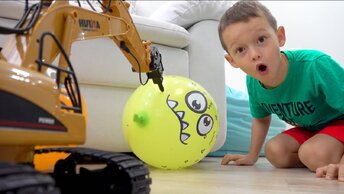 София и Макс лопают воздушные шарики с сюрпризами!! Surprise Excavator with Balloon Kids Play