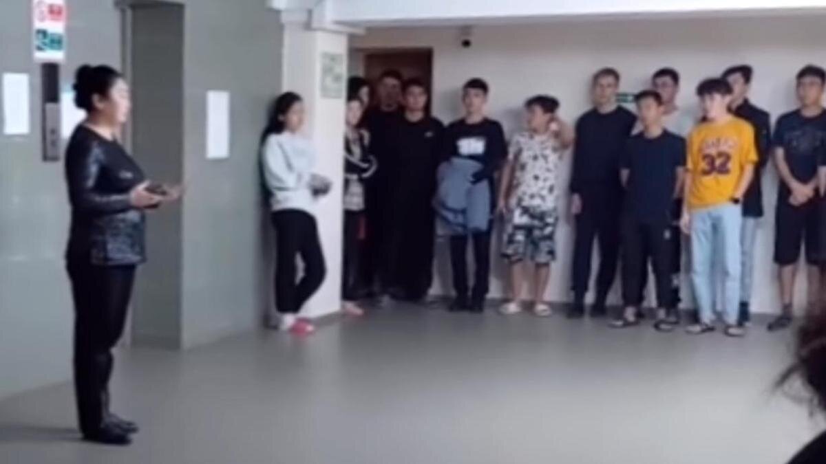    Преподаватель выступает перед студентами:instagram.com/ztb_video