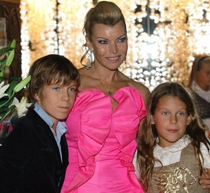 Лада Евгеньевна со своими подросшими детьми. 