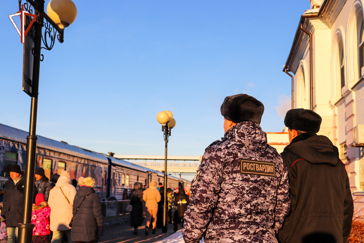 В Йошкар-Оле росгвардейцы приняли участие в обеспечении безопасности  встречи «Поезда Деда Мороза» | Росгвардия. Приволжский округ | Дзен