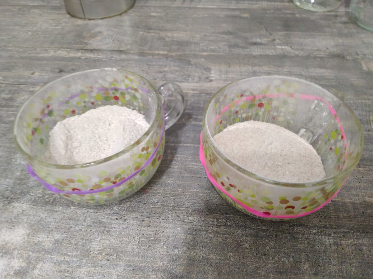 слева направо ржаная и пшеничная мука соответственно