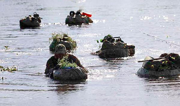 Преодоление водной преграды военными на учениях (фото из открытых источников)