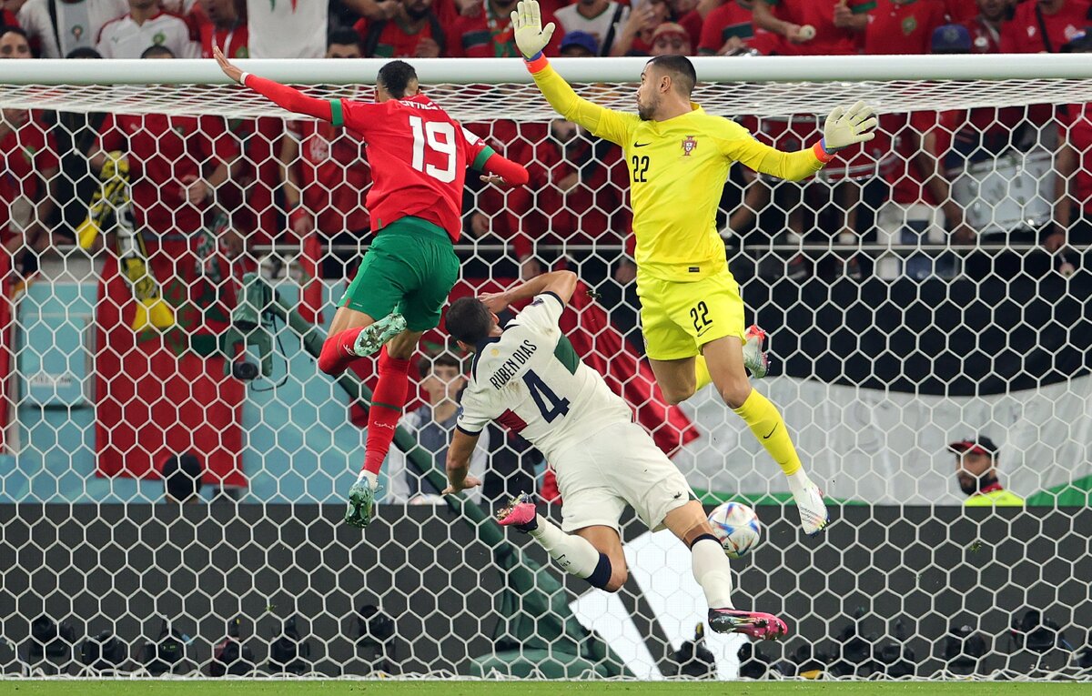    Нападающий сборной Марокко Юссеф Эн-Несири, защитник сборной Португалии Рубен Диаш и вратарь сборной Португалии Диогу Кошта  EPA-EFE/Friedemann Vogel