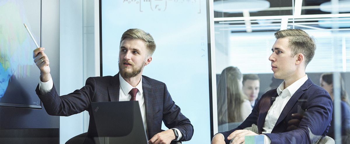 Геологи изучают карту залегания энергоресурсов возрастом миллионы лет