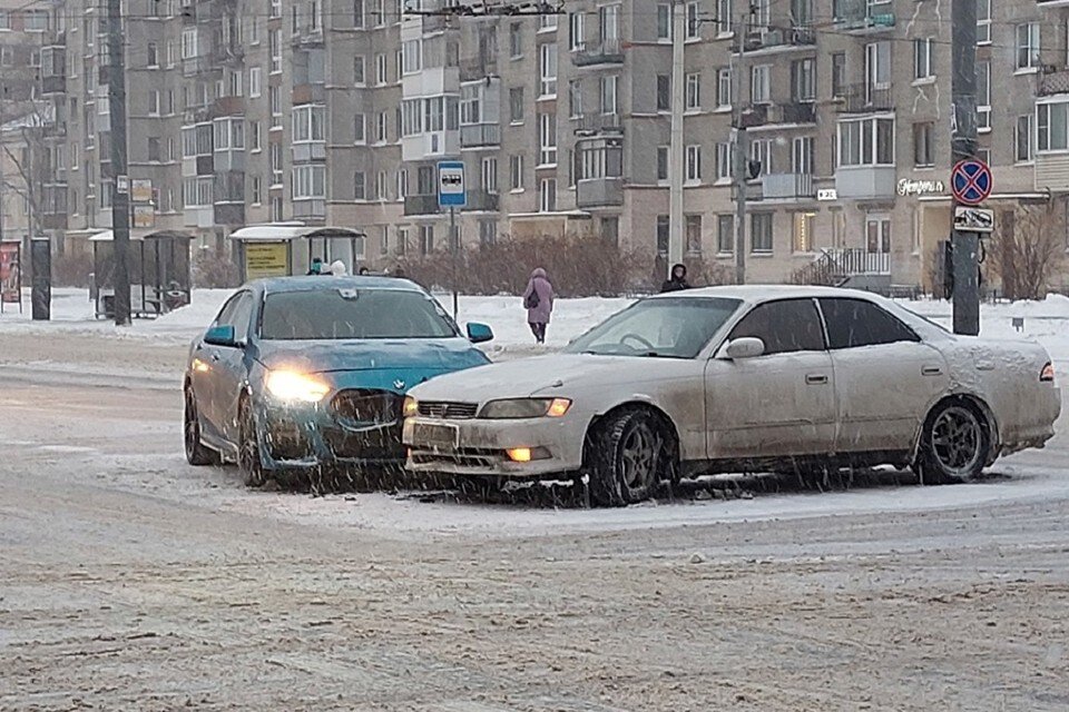     В городе произошло десятки снежных ДТП. Фото: vk.com/spb_today