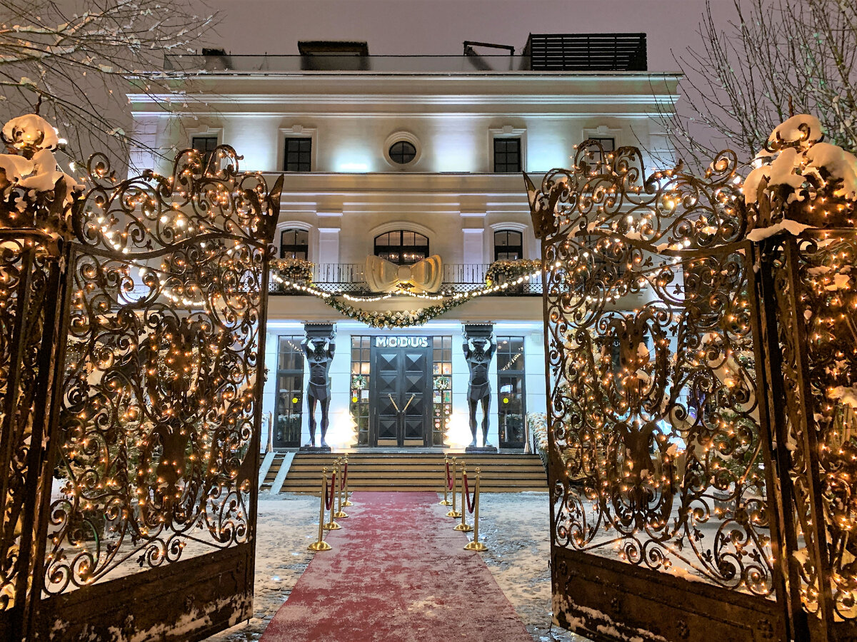 Ворота и красная дорожка