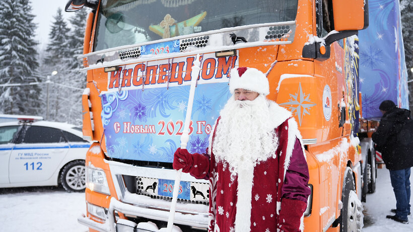    Отправка главной новогодней елки страны из Волоколамска в Москву ©Александра Терец Фото