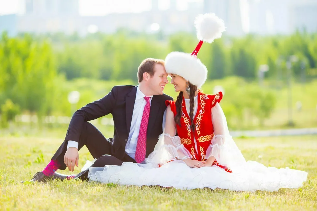 Пара казашек. Свадьба в Казахстане. Казахская свадьба. Казахский свадебный. Свадьба фотосессия.
