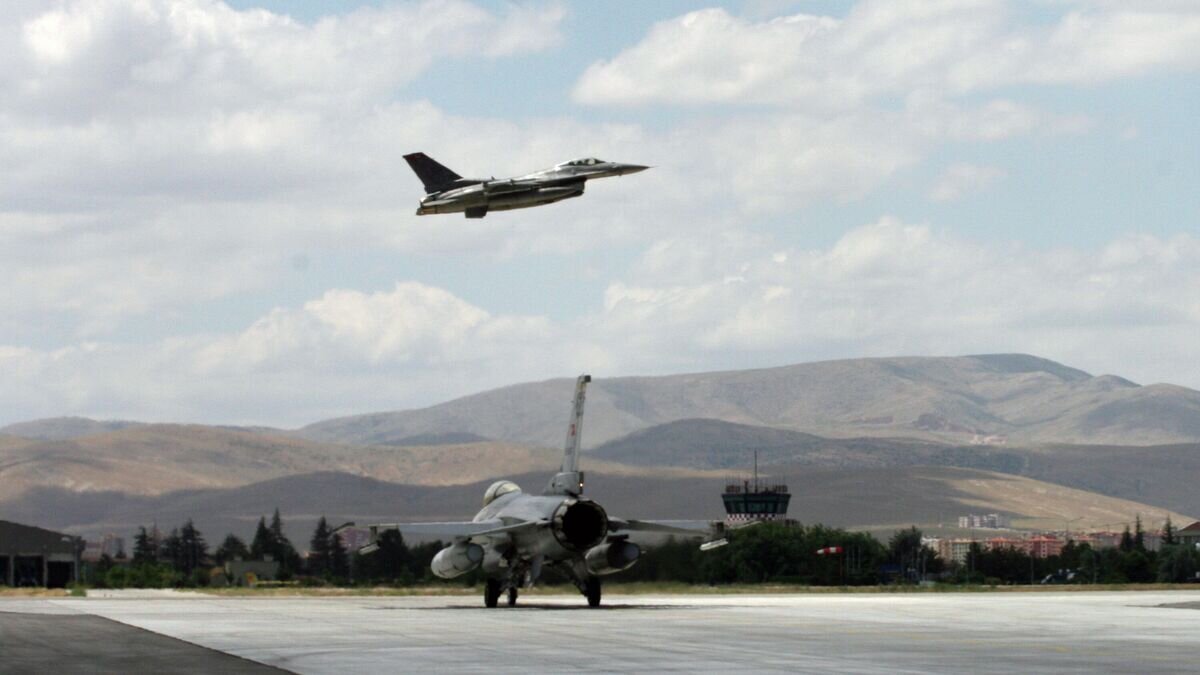    Турецкий истребитель F-16© AP Photo / SELCAN HACAOGLU