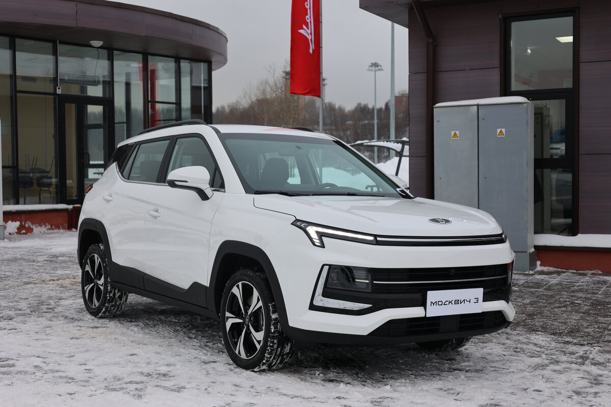 Москвич 3 готов к зимним покатушкам! Цену автомобиля с вариатором пока не говорят. Может быть около 2,1 млн рублей. Из российского: крупноузловая сборка, VIN-номер и блок ЭРА-Глонасс.