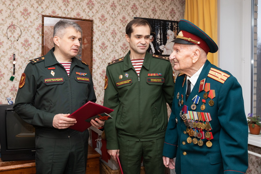 Генерал армии Виктор Золотов поздравил военкора Михаила Горбова со 100-летним юбилеем