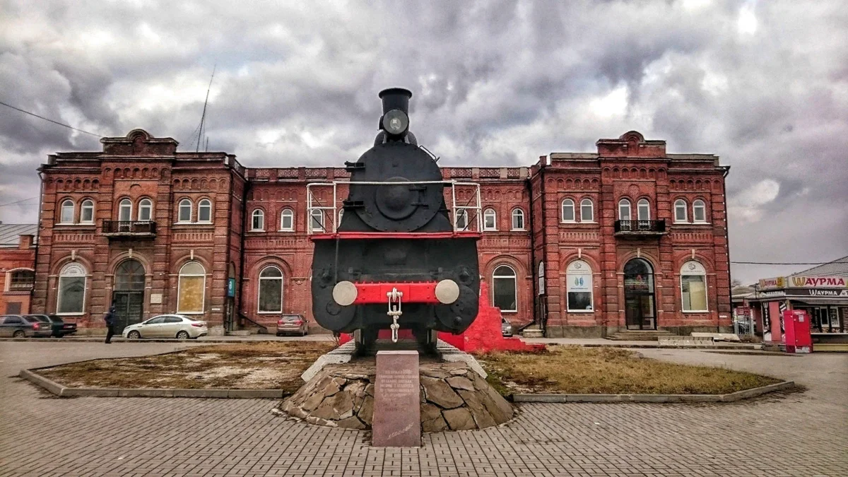 Старый ЖД вокзал Таганрог. Паровоз Таганрог старый вокзал. Железнодорожный вокзал Таганрог. ЖД станция Таганрог.