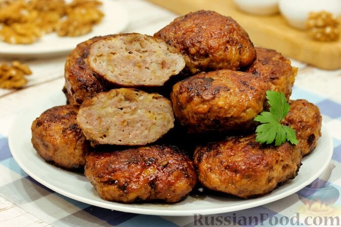 фарш мясной (говяжий или свино-говяжий), батон белый, яйцо, молоко, сыр твёрдый, орехи грецкие, лук репчатый, масло растительное, травы сушёные итальянские, соль, перец чёрный молотый