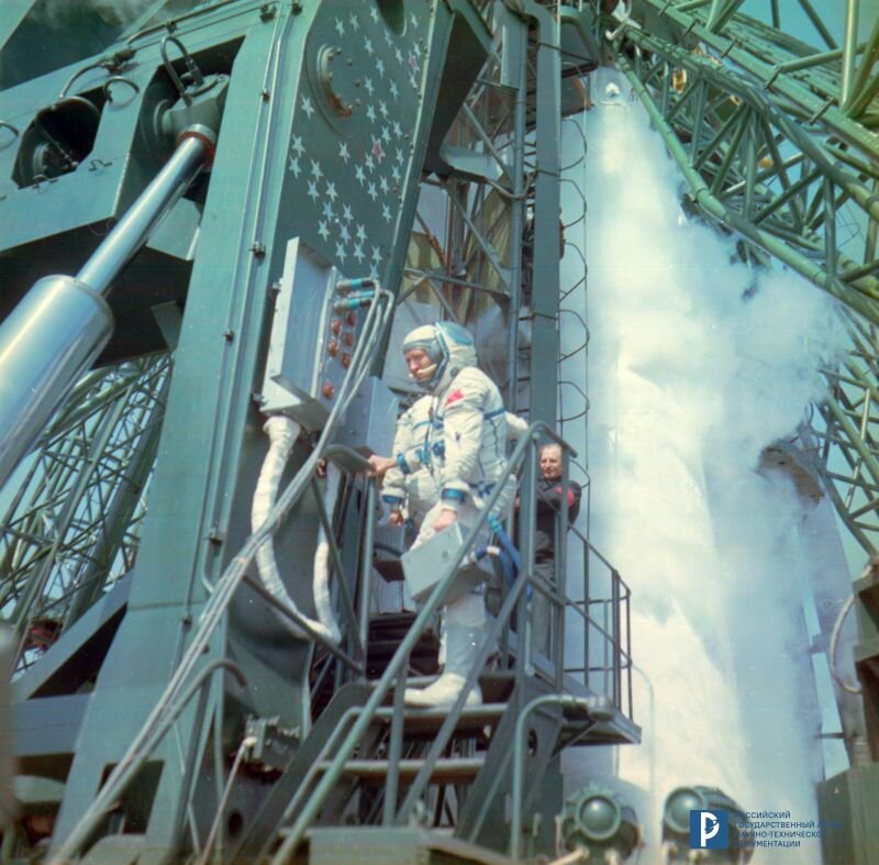 Бортинженер космического корабля «Союз-12» О.Г. Макаров у лифта перед входом в корабль на стартовой площадке. Казахская ССР, космодром Байконур, 27 сентября 1973 г. РГАНТД. Арх. № 1-3305 цв.