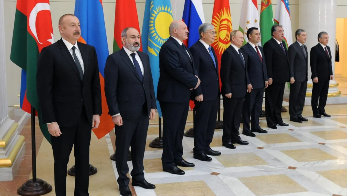 Россия в центре. Хотя основное внимание к тем, кто слева. В Петербурге состоялся "неформальный саммит лидеров стран СНГ". Некоторые остались у нас до утра.