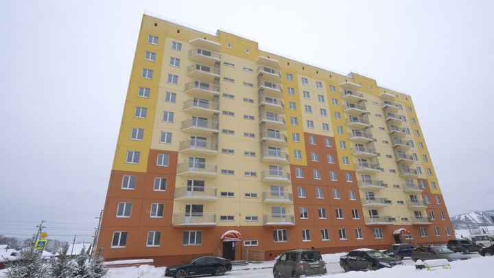 38 кузбасских семей получили квартиры в новом 10-этажном доме в Междуреченске. Фото: Администрация правительства Кузбасса