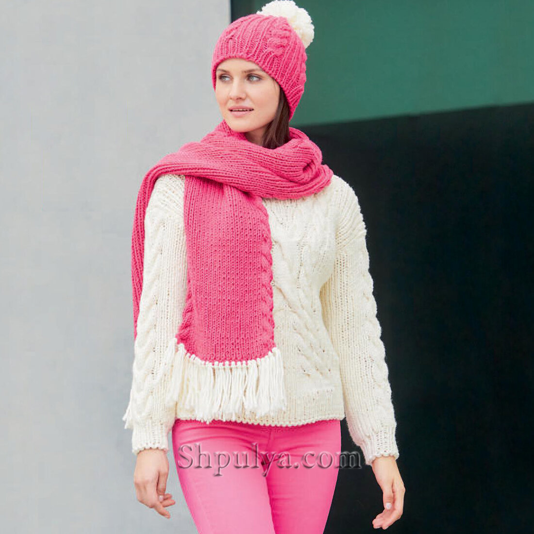 Пуловер с «косами», шарф с бахромой и шапка с помпоном
