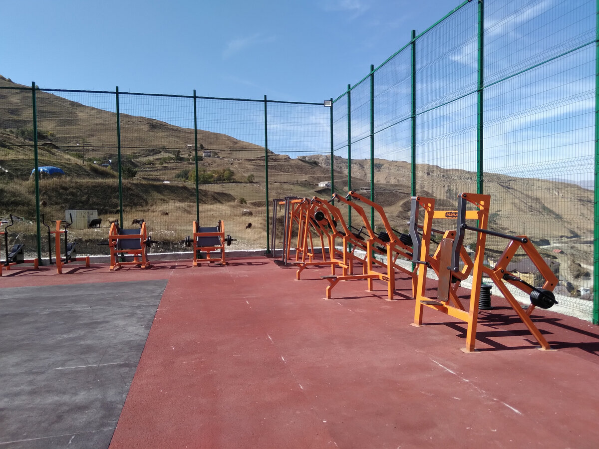 Тренажеры на стадионе в горах Караты