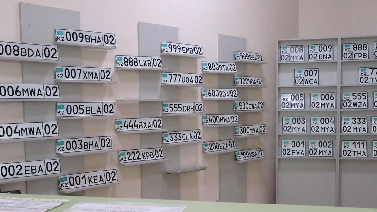    Номерные знаки висят на стенке:NUR.KZ / Петр Карандашов