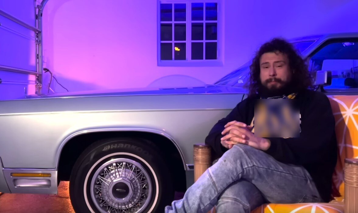 Продюсер фильма Павел Гаврилин. Знаете, почему я был вынужден заблюрить его футболку? Потому что у него там стилизованный Украинский трезубец. На всю его могучую грудь. Вот прямо так! Не следует ли нашим компетентным органам заинтересоваться этим персонажем? Чтобы задать ему парочку интересных вопросов...