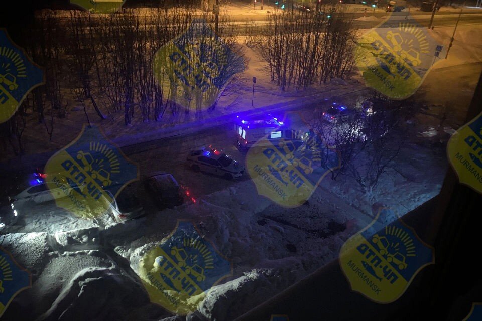     Стражи порядка заметили прохожую, идущую с пистолетом в руках, на Кольском проспекте. Фото: vk.com/murmansk_dtp