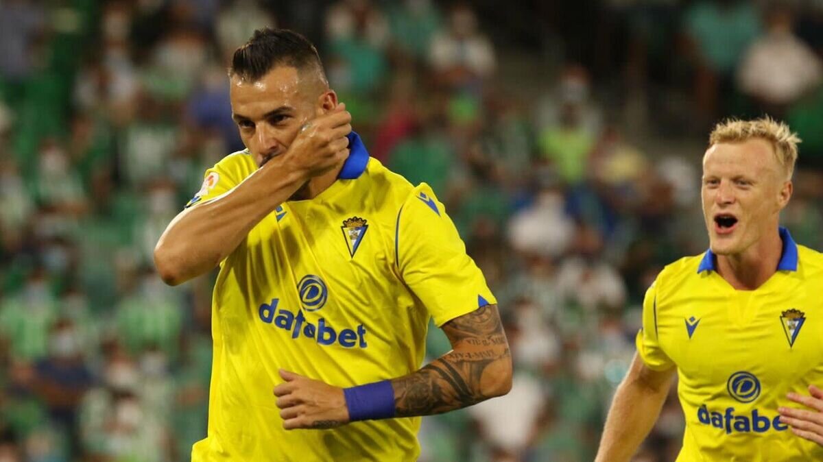    Нападающий "Кадиса" Альваро Негредо© официальный твиттер клуба "Кадис"