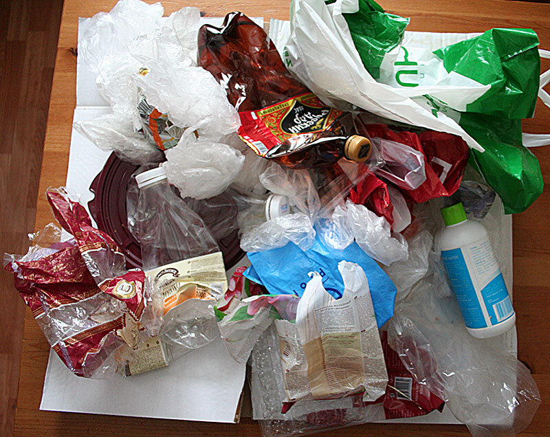 Пластик, пленка, контейнеры — все это будет разлагаться на свалке 200-400 лет…