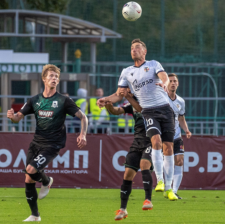 «Торпедо» - «Краснодар-2» (Краснодар) – 2:1. В атаке торпедовец Игорь Лебеденко. На дальнем плане Максим Шоркин.